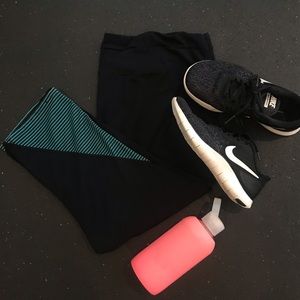 Black and Teal Gap Workout Carpi Leggings